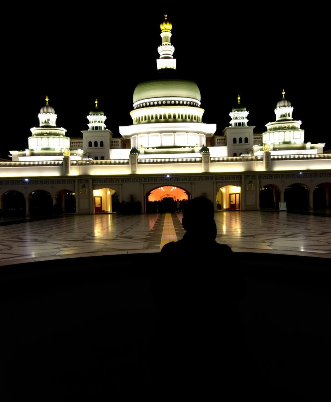 AI generated: एक देहाती भारतीय गाँव की सुबह। गम्मू ख़ान नाम का मज़ाकिया आदमी मैदान में खड़ा है—धोती, कुर्ता, सिर पर साफ़ा। हाथ में सीटी लिए उत्साहित नज़र आ रहा है। उसके सामने फट्टो नाम की छोटी,